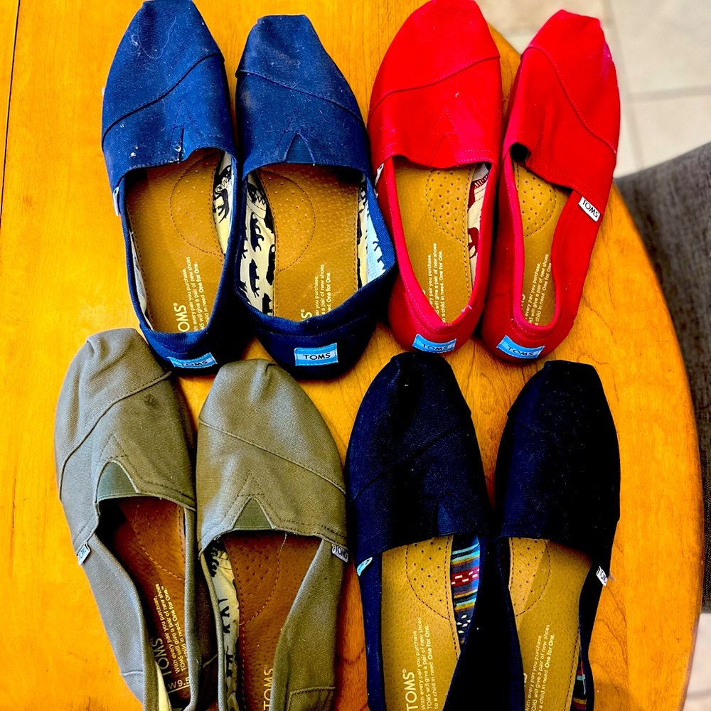 4 Pairs of Toms